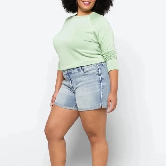 COSMIC BLUE LOVE
Jodie Short Side Piping - Picture 5 of 14